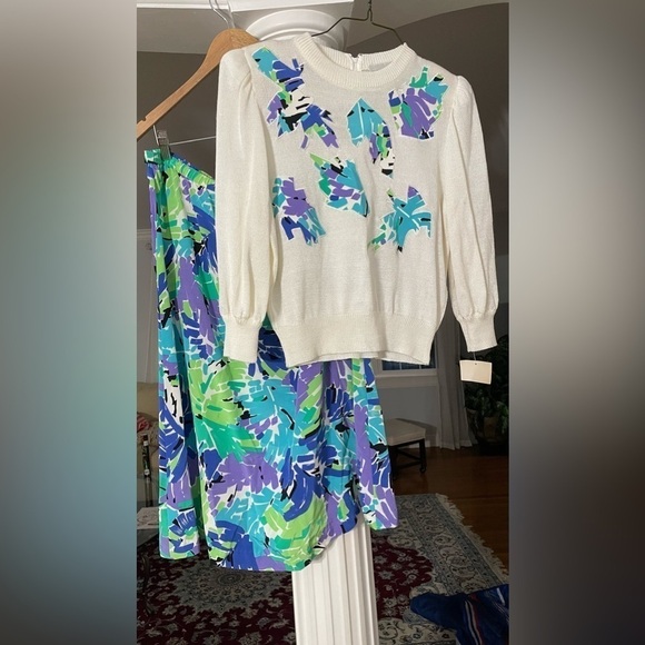 Plat LTD women’s two piece sweater & skirt. Top is white with Detail, size 12 - Picture 3 of 8